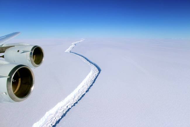 Iceberg gigante está perto de se soltar da Antártica