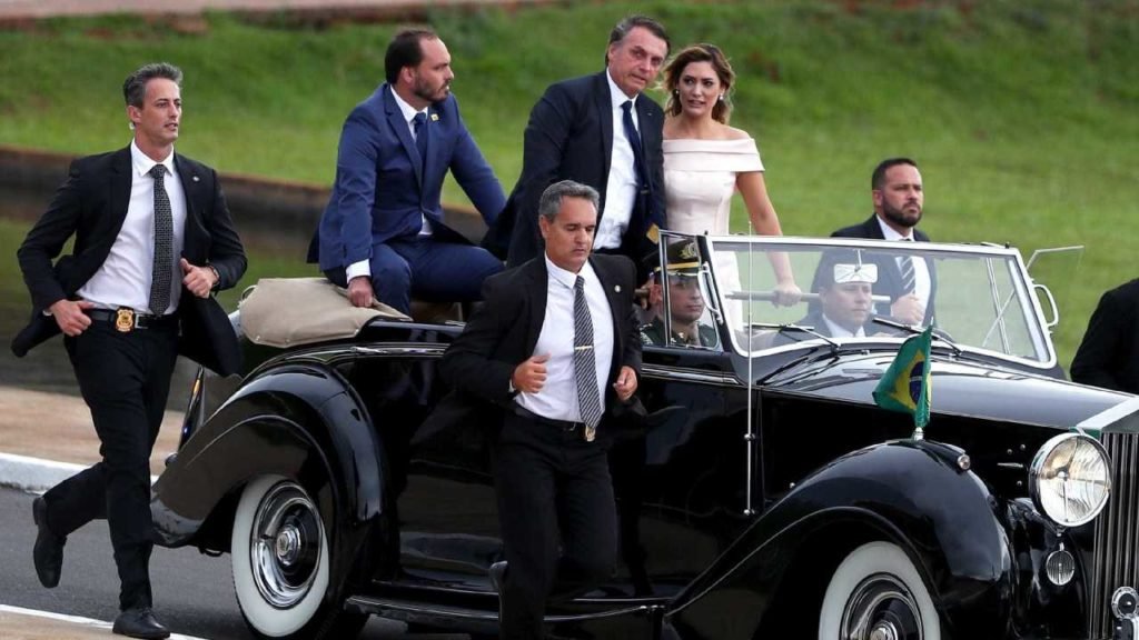 Quem seria esta mulher ao lado de Dilma Roussef?