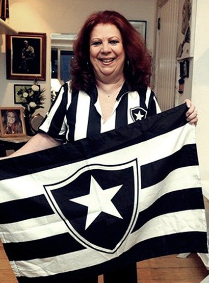 Corpo de Beth Carvalho está sendo velado na sede do Botafogo