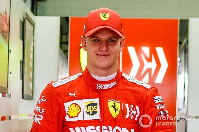 Estado de saúde de Schumacher melhora e ele assiste a Fórmula 1