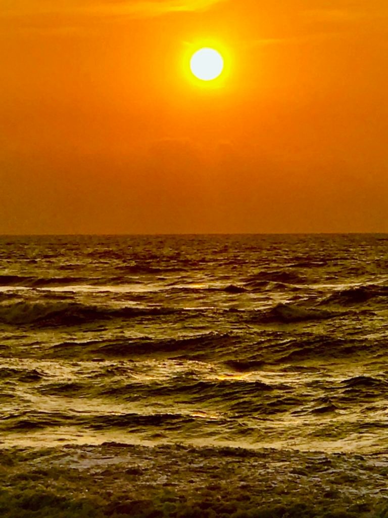 O nascer do dia, o sol e o mar em Barra de Tabatinga