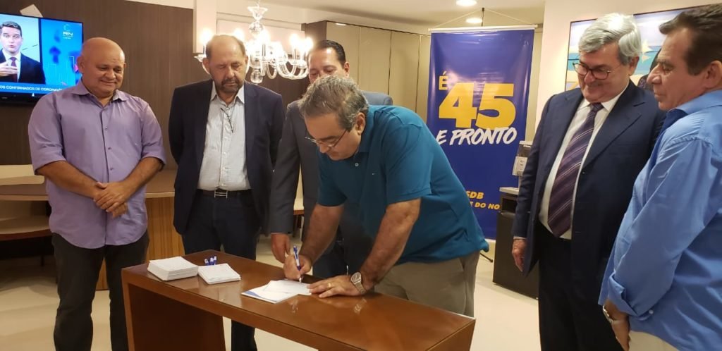 Álvaro Dias assina ficha no PSDB