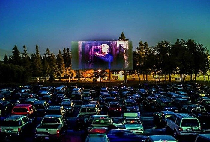 A volta da nostalgia de cine drive-in em Natal