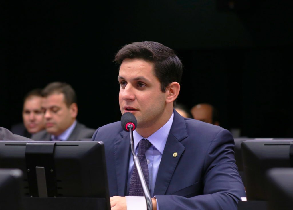 Rafael Motta pede urgência na redução dos juros do cartão de crédito e cheque especial