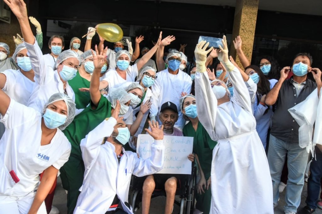 Paciente que ficou mais tempo internado com Covid-19 recebe alta