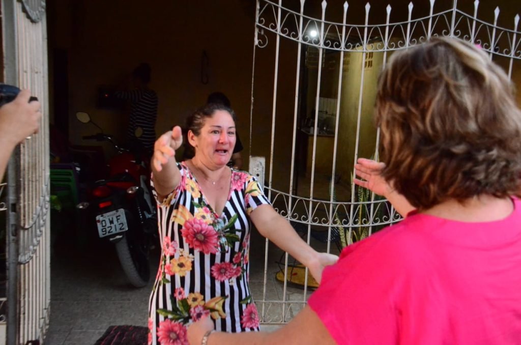 Rosalba e Jorge caminham no bairro Santo Antonio, em Mossoró