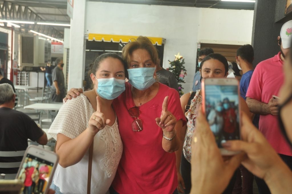 Rosalba e Jorge visitam comerciantes no Estação Shopping