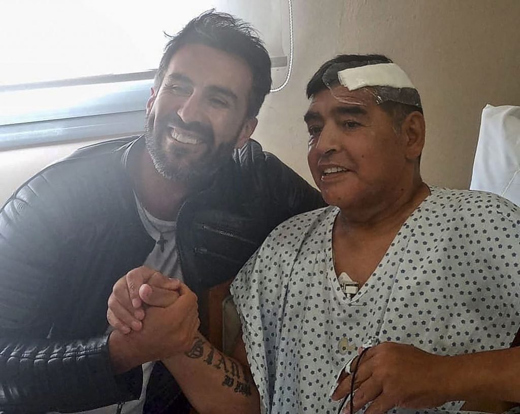 Homicídio culposo: Médico de Maradona é investigado pela morte do astro argentino