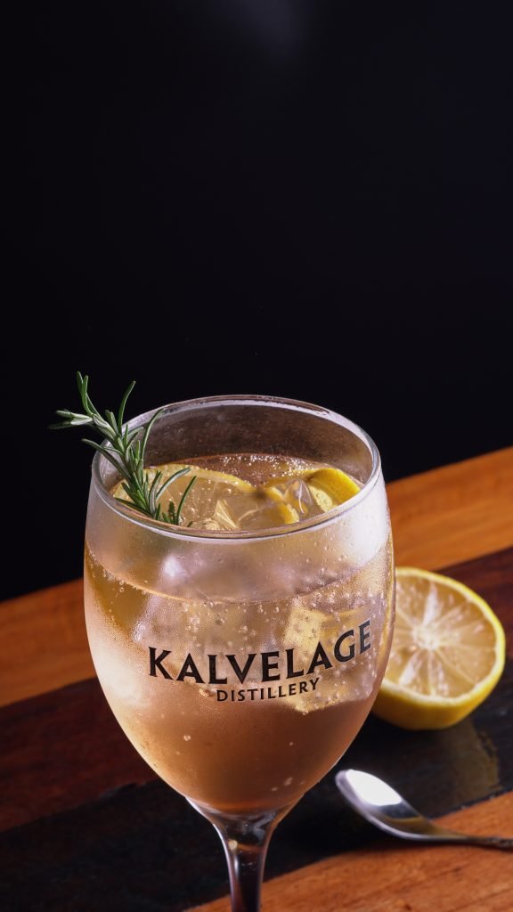 Leve e versátil, gin é uma ótima opção para brindar as festas de fim de ano