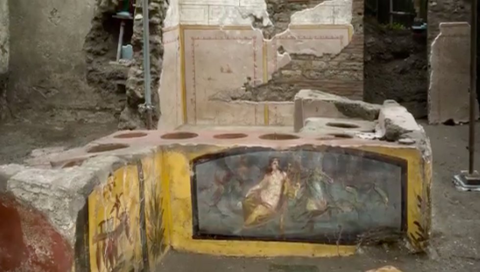 Arqueólogos descobrem bancada de comida de rua em Pompeia