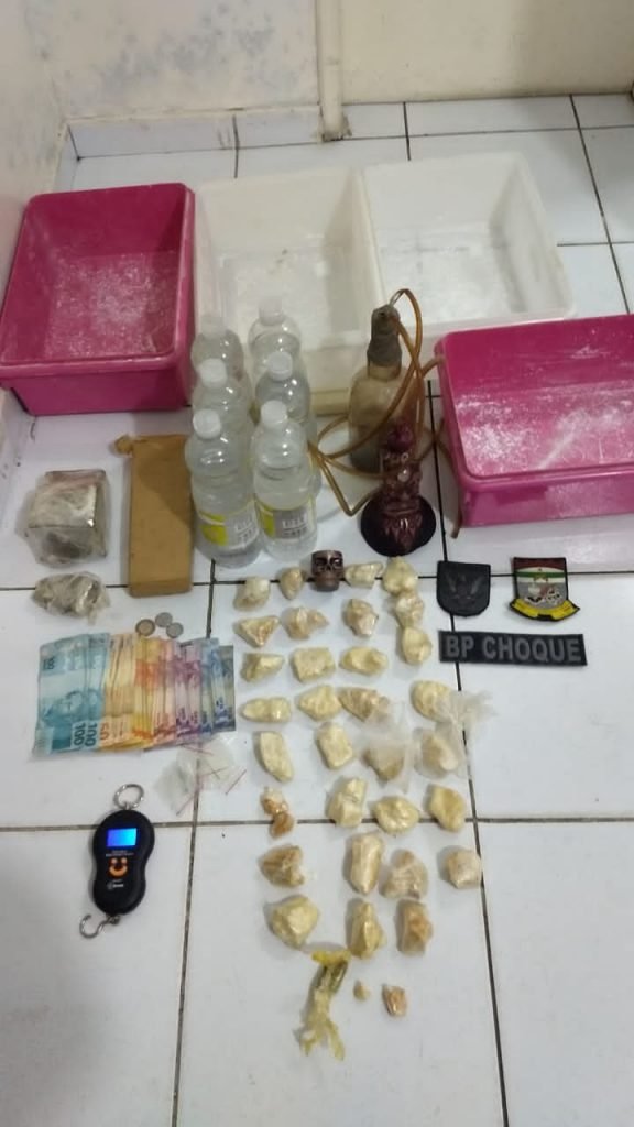 PM detém casal com material entorpecente e munições no bairro Nova Descoberta