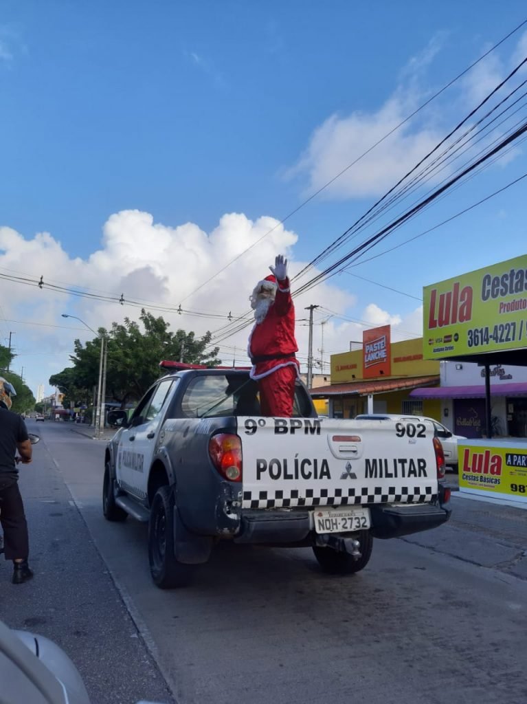 Em ação social, PM distribui alimentos e brinquedos em Natal