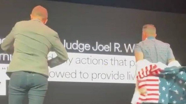 Igrejas se registram como clubes de strip para continuar abertas, e pastores ‘tiram a roupa’