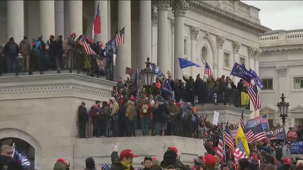 Manifestantes pró-Trump invadem Congresso dos EUA; há relatos de tiros