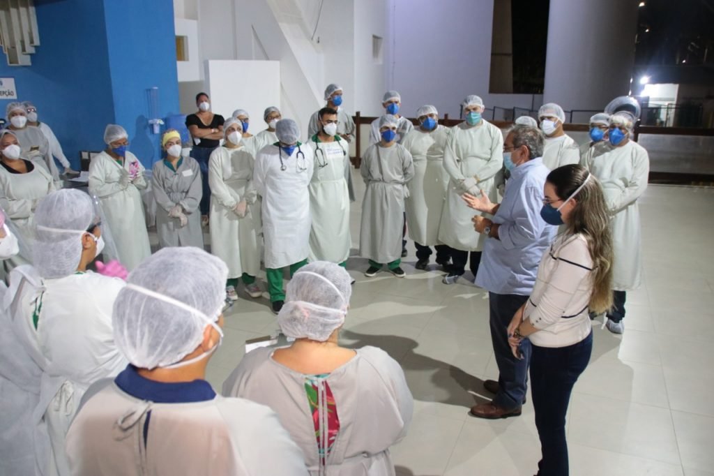 Prefeito recebe novos lotes de vacina e recepciona pacientes do AM