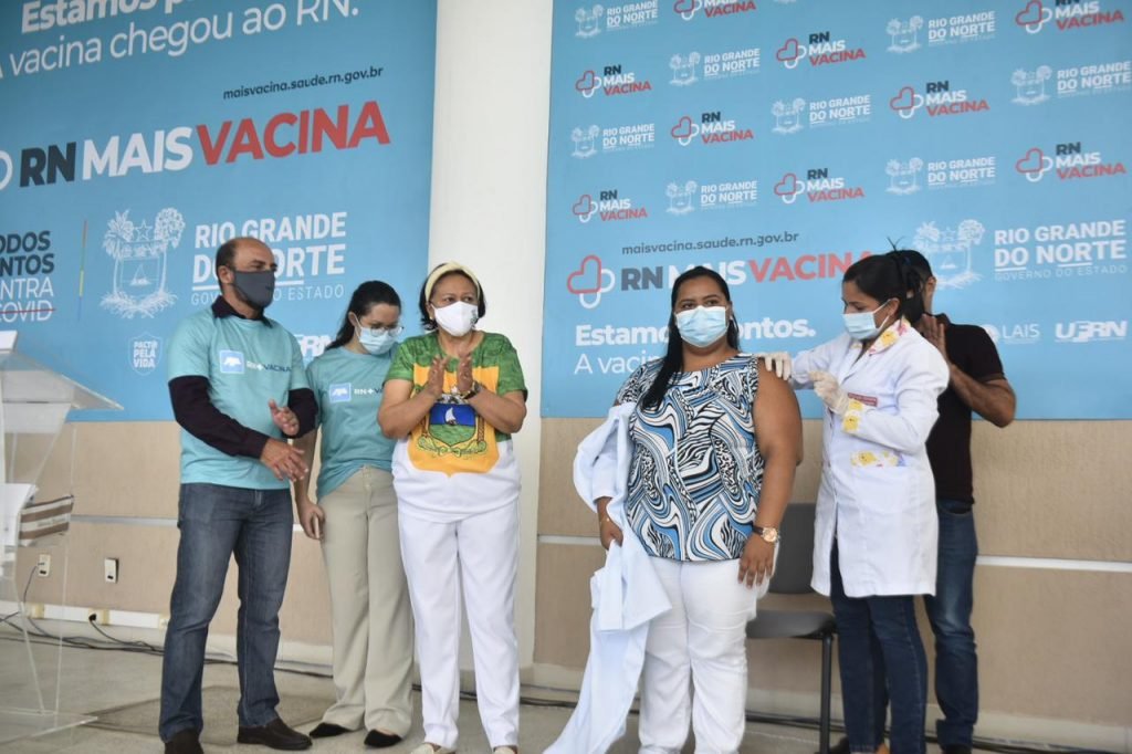 Primeira vacinada no RN trabalha na saúde pública há 35 anos