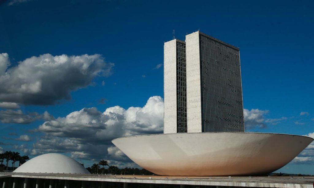 Câmara aprova projeto que restringe decisões monocráticas de ministros do STF