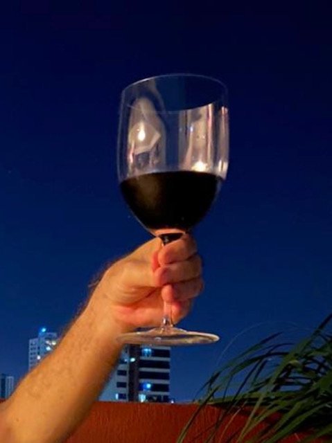 Não é verdade que beber vinho ajuda a combater o coronavírus