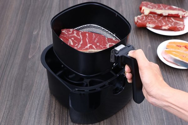 Cuidado! Jeito diferentão de assar carne na “air fryer” pode causar explosão