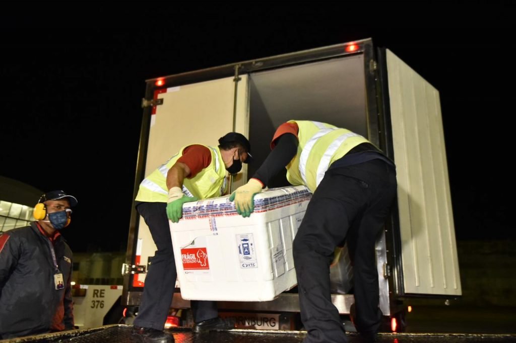 Segunda onda de Covid recua em 15 estados com queda de mortes e casos