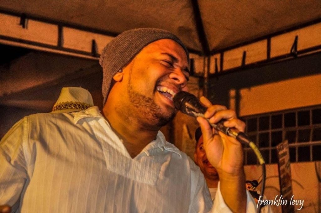 Em dificuldades, artista potiguar que participou do programa Fama, faz entrega de comida para sustentar família