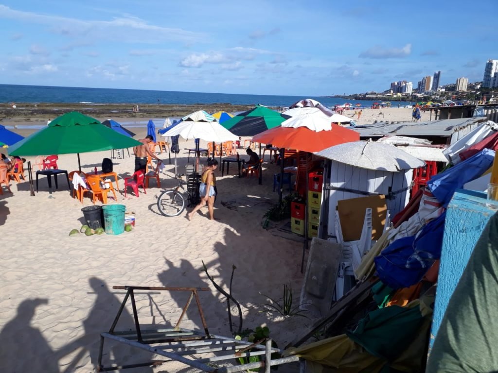 Feriado: População desrespeita decretos e aglomera nas praias, 14 comerciantes foram intimados