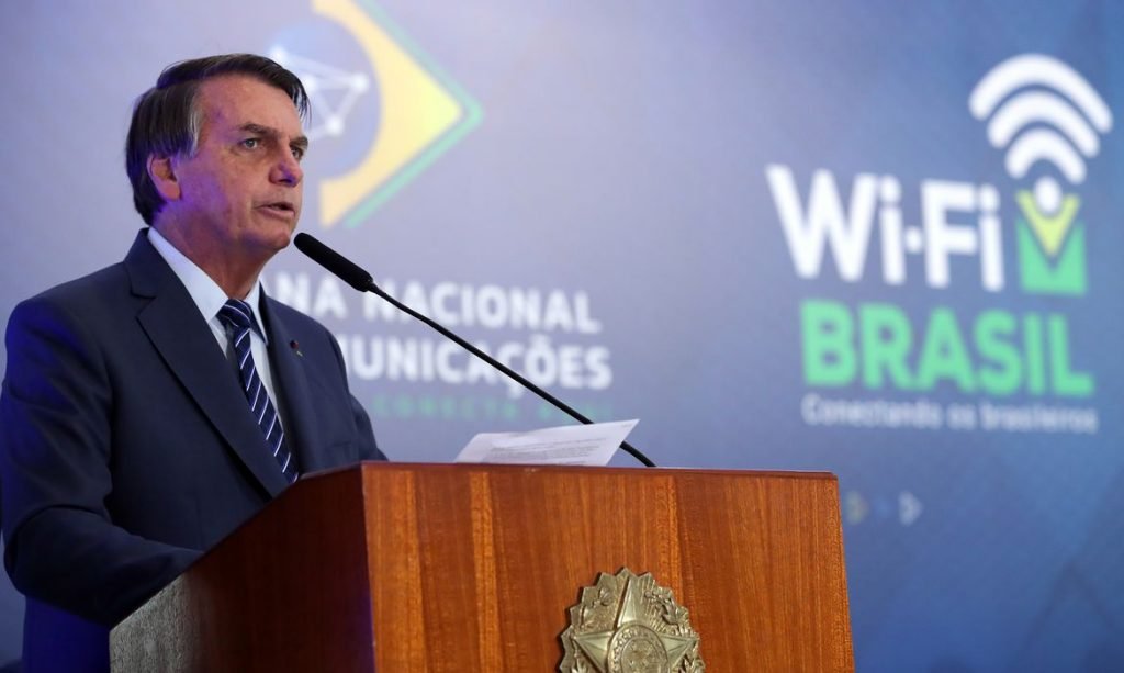 Bolsonaro defende liberdade de ir e vir e cogita decreto de livre circulação