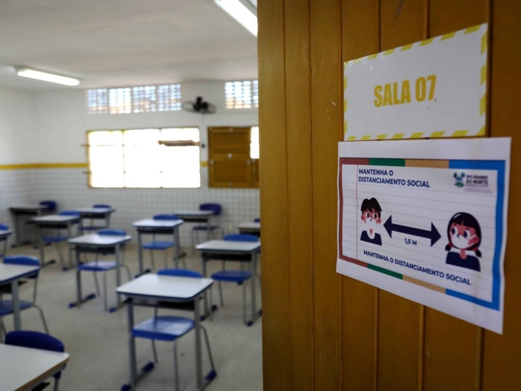 Governo do RN elabora plano para vacinar profissionais da Educação em maio
