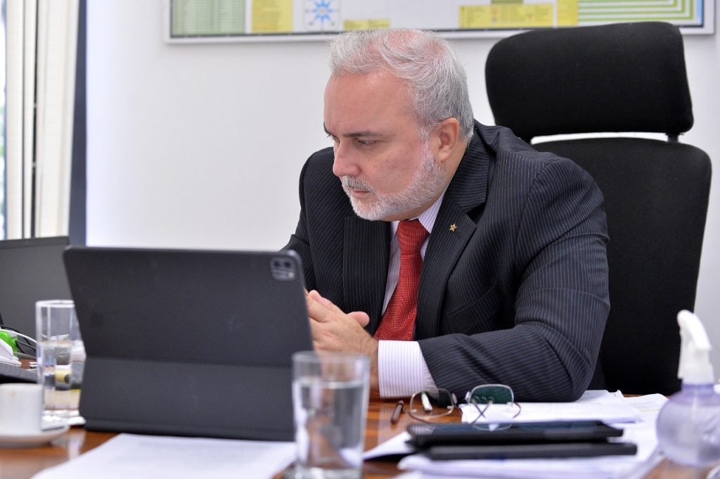 Senador Jean critica proposta de privatização da Eletrobras e comenta possível candidatura para as eleições de 2022
