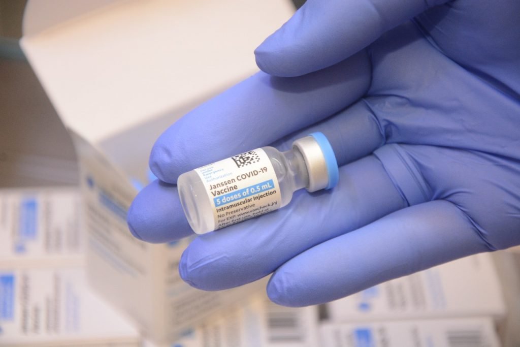 Vacinação desta quarta-feira continua para pessoas com 44 anos sem comorbidades