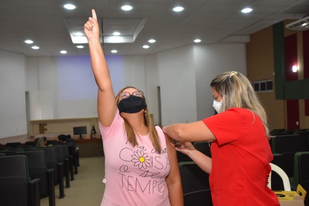 São Gonçalo amplia vacinação para todos os trabalhadores da Educação acima de 18 anos