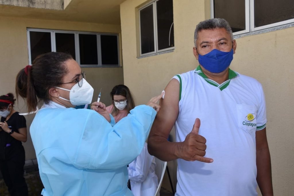 São Gonçalo vacina pessoas sem comorbidades a partir de 50 anos na quarta (16)