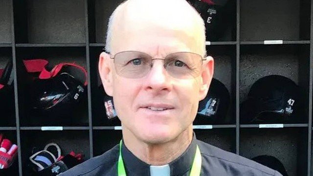 Ô mundo pra ter cão! Experiente exorcista diz que ‘demônios’ podem se manifestar em mensagens por celular