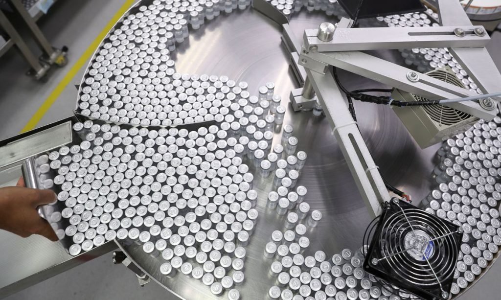 Cidade com vacinação em massa vê Covid disparar, mas tem uma morte