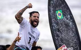 Potiguar Ítalo Ferreira é campeão olímpico no surfe e dá 1º ouro ao Brasil em Tóquio