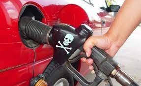 Abasteceu o carro com combustível adulterado? Saiba quais são os seus direitos