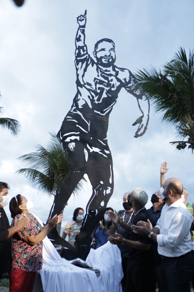 Governadora participa da inauguração da escultura de Ítalo Ferreira em Baía Formosa