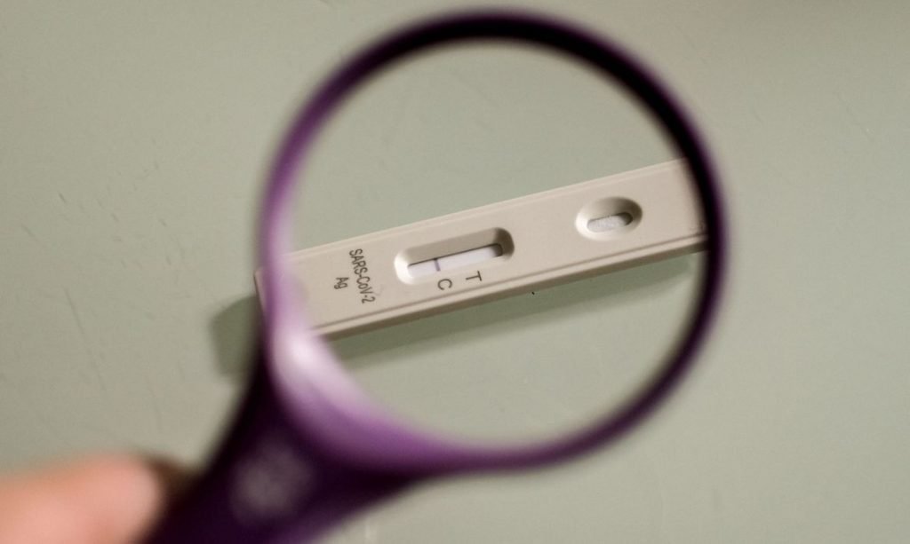 Testes de farmácia positivos para Covid na última semana equivalem a quase 40% dos casos de maio no país, aponta levantamento