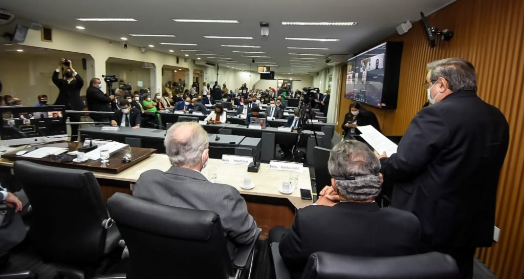 Prefeito destaca pacote de obras e faz balanço do enfrentamento à Covid em mensagem anual na CMN