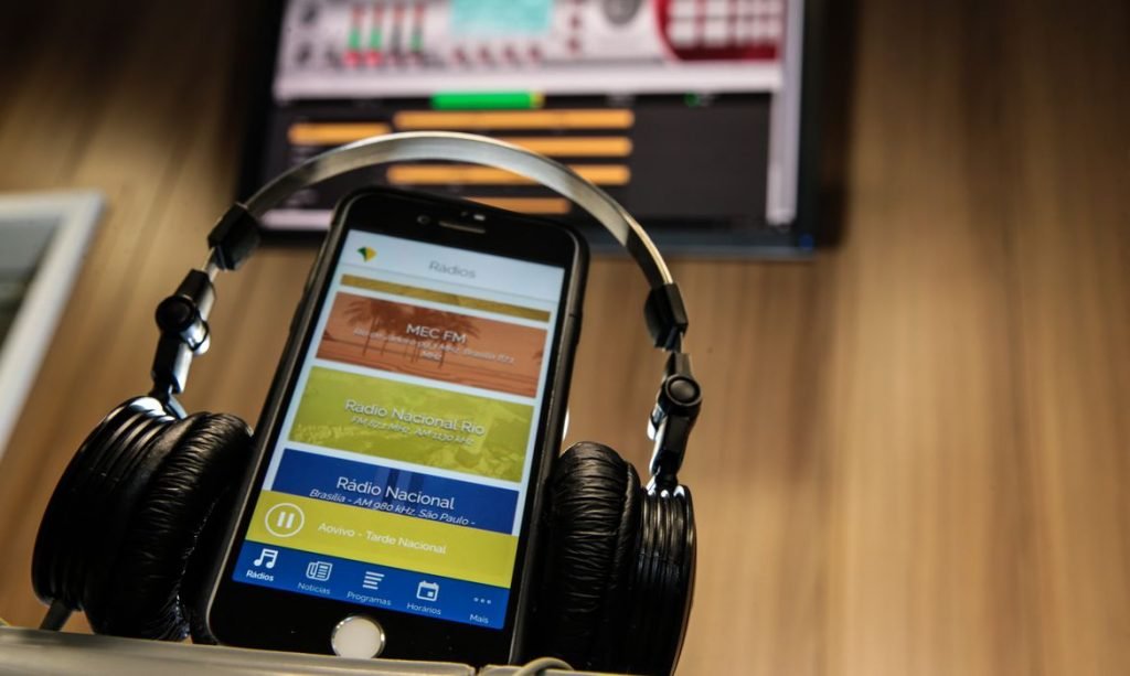 Dia Mundial do Rádio: músicas internacionais predominam no Brasil. Veja a lista das mais tocadas por região
