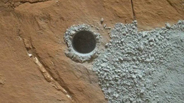 Buraco ‘perfurado’ em Marte atrai a atenção de observadores do espaço: alienígenas?