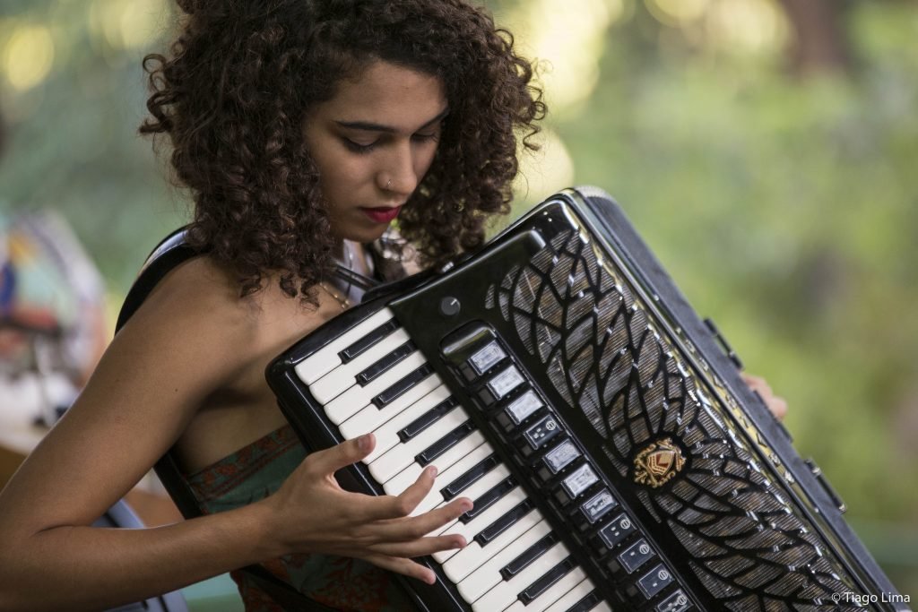 Som da Sanfona de Carol Benigno será a atração do Som da Mata deste domingo (27)
