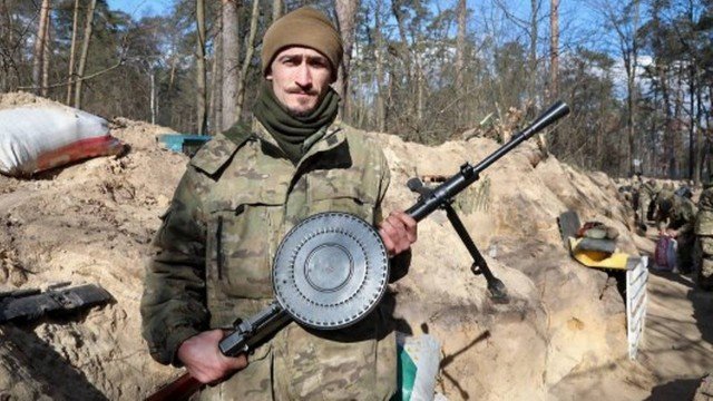 Ucranianos usam metralhadora soviética da Segunda Guerra para combater russos