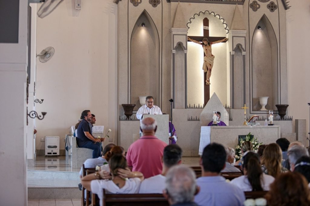 Prefeito homenageia ex-governador Geraldo Melo com comenda Felipe Camarão em missa de 7º dia
