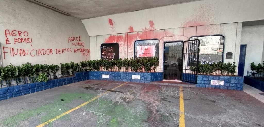 Gabinete do deputado Girão amanheceu todo pichado