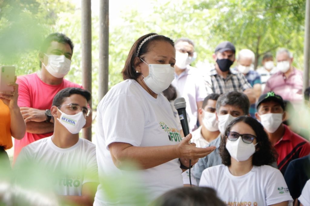 Jovens semeiam o próprio futuro em viveiros de produção de mudas para doação