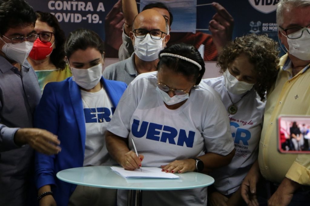 Reivindicação histórica, a Carreira na UERN é uma realidade para os servidores