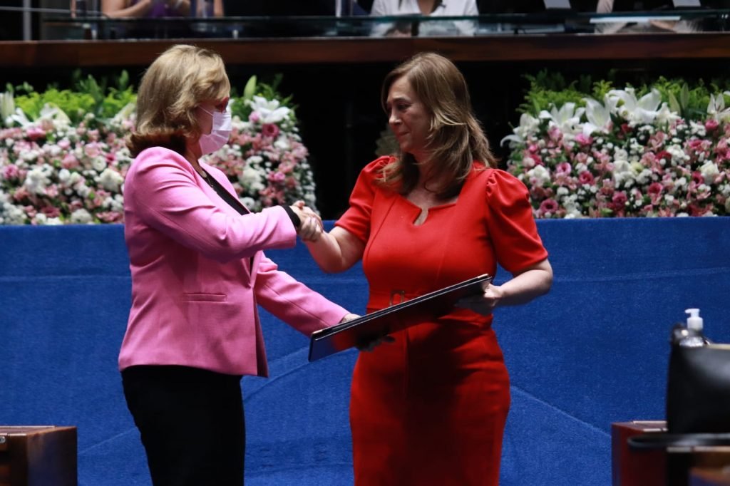 Zenaide Maia entrega Prêmio Bertha Lutz, in memoriam, à Wilma de Faria