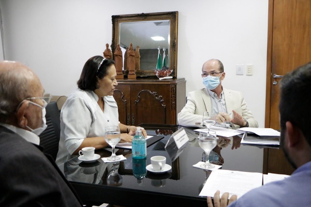 Governo discute implantação da primeira Policlínica Regional Integrada do estado