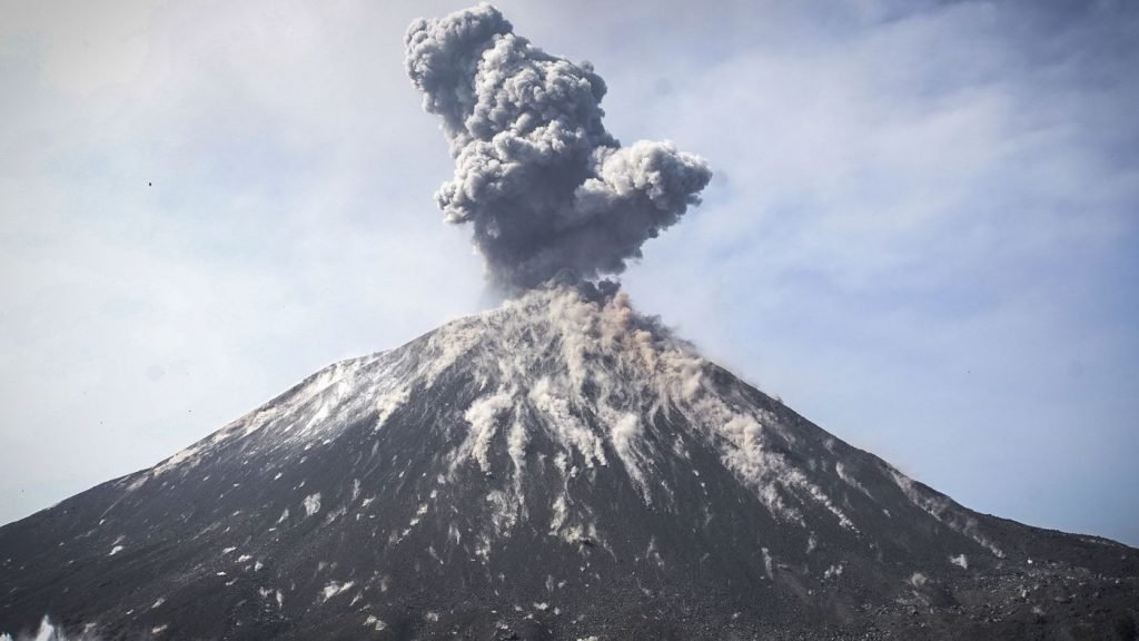 Vulcão Anak Krakatoa entra em erupção na Indonésia